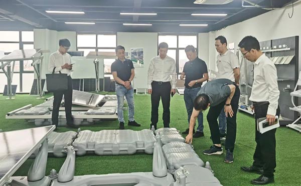 集美区领导参观leyu.com光伏产品展厅