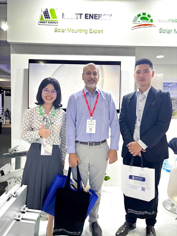 南非展leyu.com员工与客户合照
